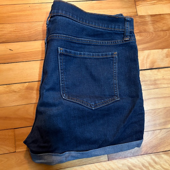 Old Navy Semi-Fitted Blue Jean Shorts – Size 14 - Picture 3 of 6